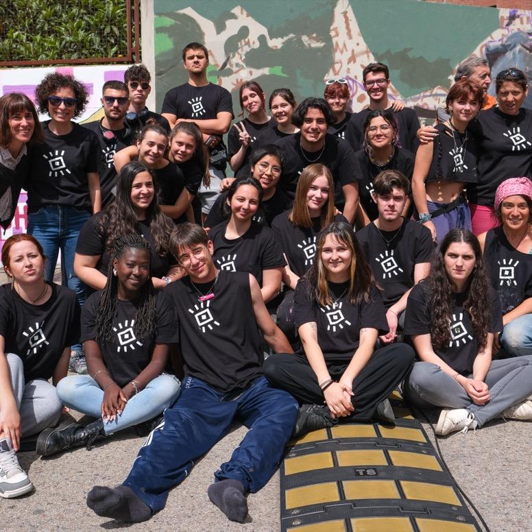 Foto de grup davant el mural