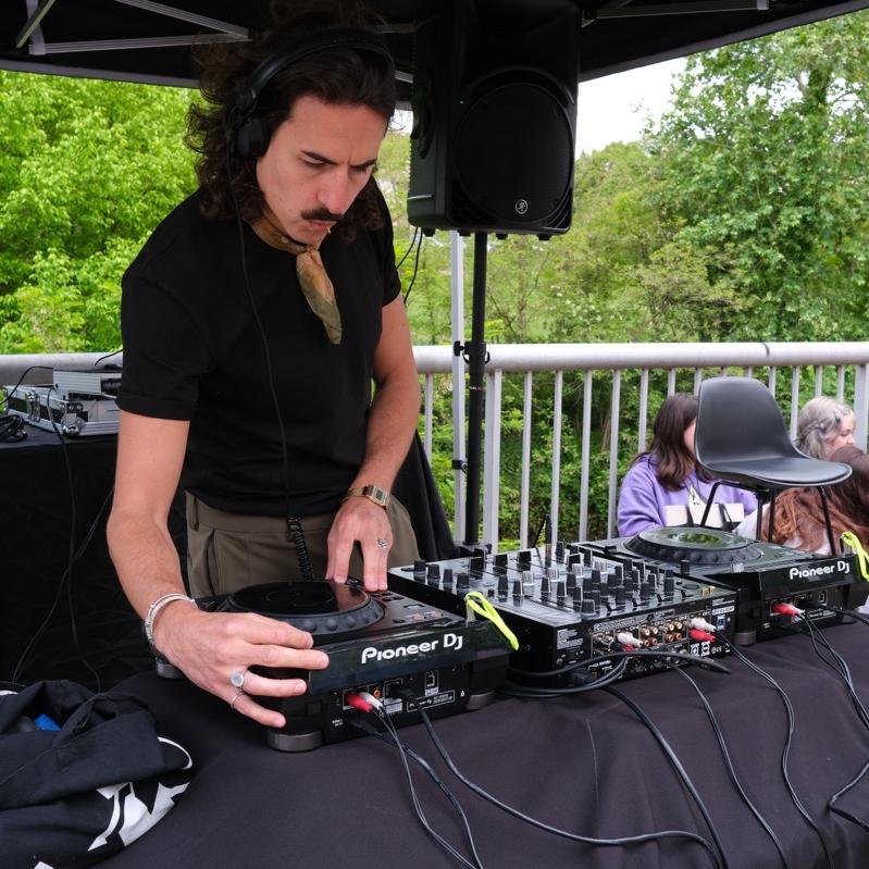Dj en plena actuació