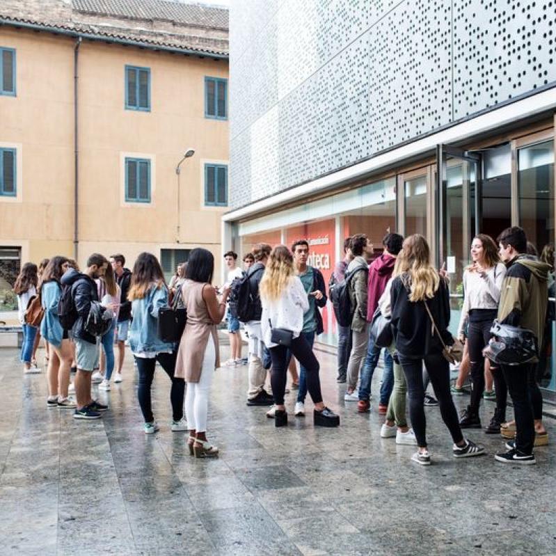 Persones a la porta de la Universitat